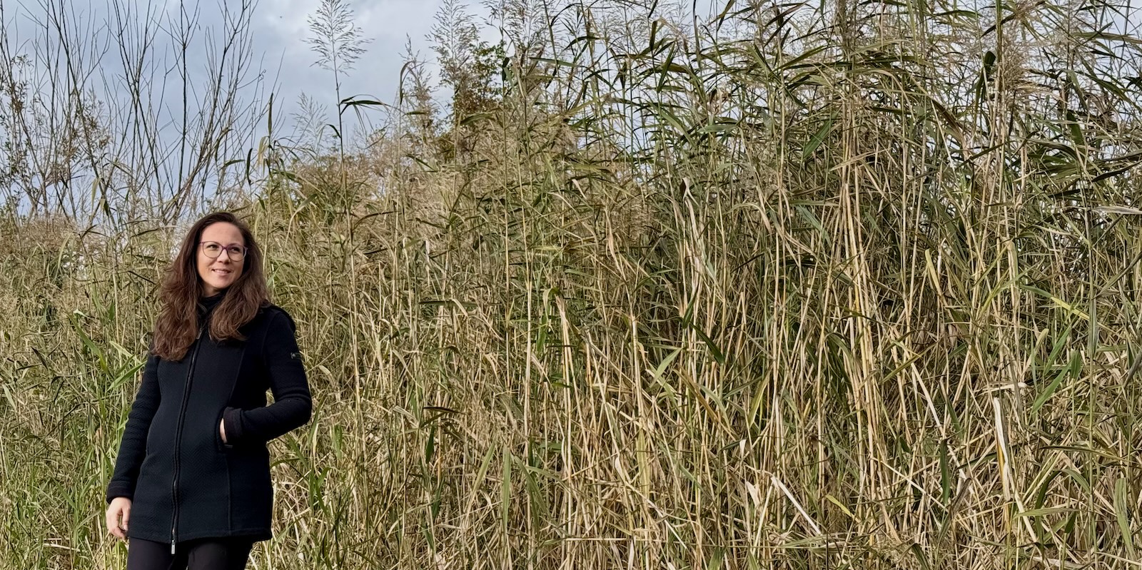 Tanja Hackl in der Natur in Niederösterreich – ganzheitliche Begleitung für Balance, Ernährung und Achtsamkeit