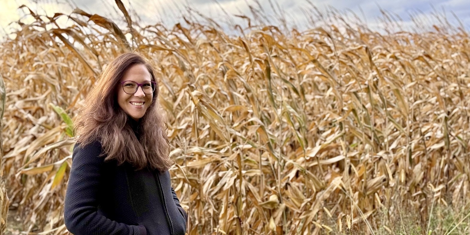 Ing. Tanja Hackl lächelnd auf einem Feld in Niederösterreich