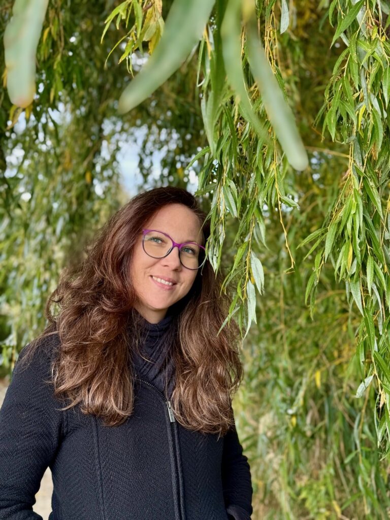 Tanja Hackl in der Natur – ganzheitliche Begleitung für mehr Balance und Lebensqualität