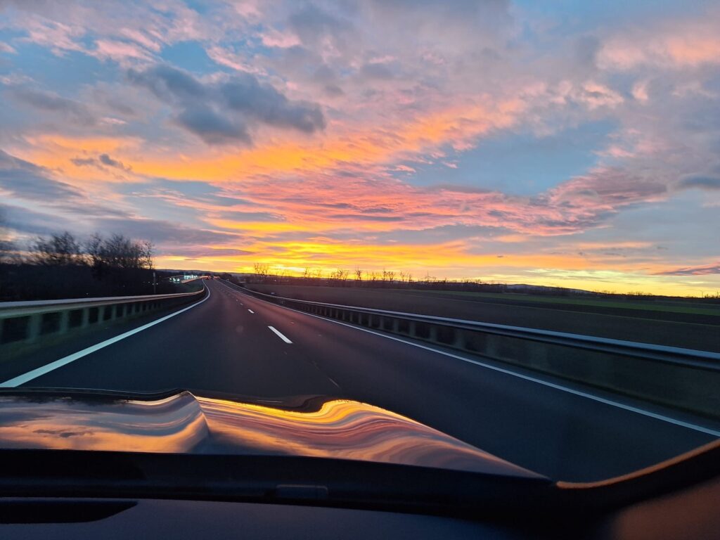 Straße führt zum Sonnenaufgang.